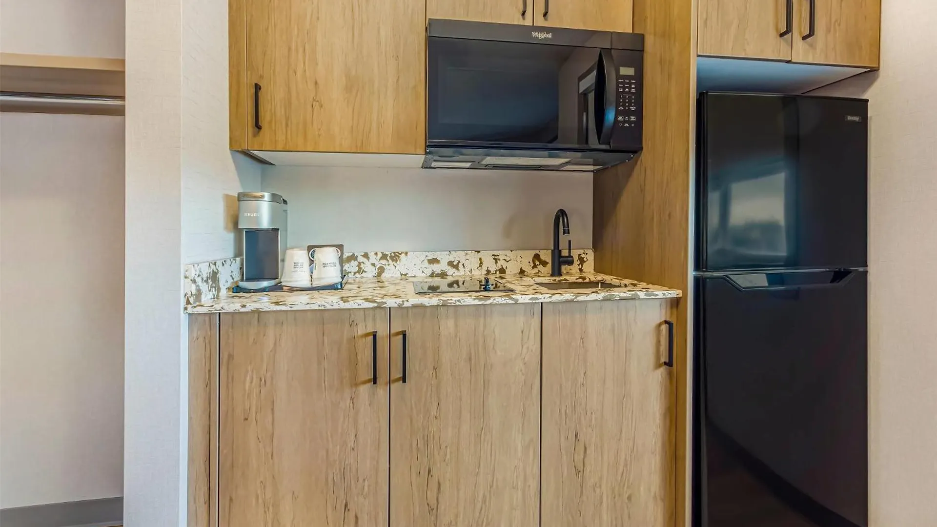 Hotel Days Inn & Suites By Wyndham West Edmonton